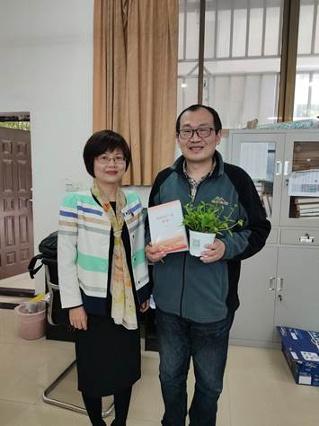 党委书记李芳为在职教职工送上生日祝福